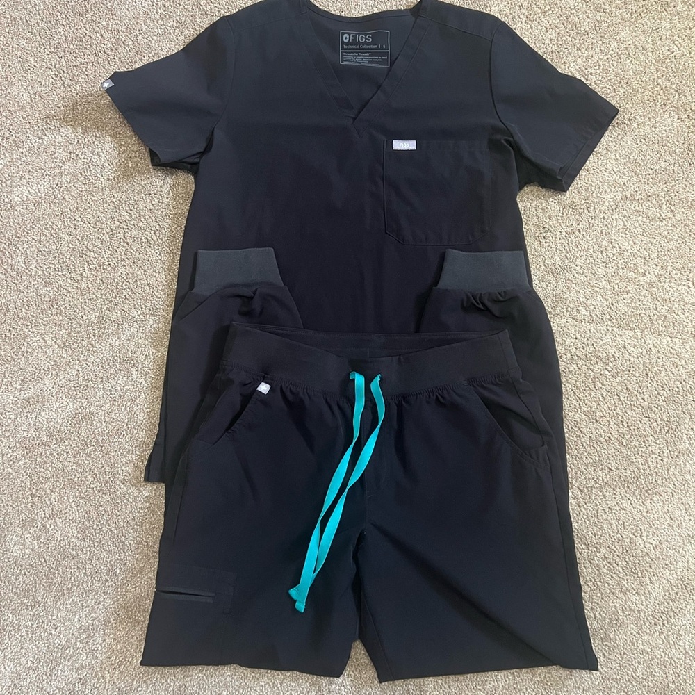 FIGS Black Scrub Set with Aqua Drawstring